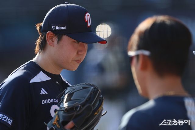 두산 최승용이 22일 잠실구장에서 열린 LG와 홈경기에서 2.1이닝 9실점으로 강판된 뒤 덕아웃으로 돌아가고 있다. 조성환 두산 감독대행은 24일 잠실 SSG전을 앞두고 “많이 힘들었을 것”이라며 “자신의 공만 던진다면 다시 기량을 회복할 것”이라고 신뢰를 보냈다. 사진제공｜두산 베어스