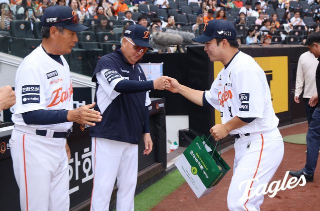 한화 문현빈(오른쪽)과 김경문 감독(가운데). 사진제공｜한화 이글스