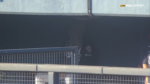 두산 최승용이 22일 잠실구장에서 열린 LG와 홈경기에서 2.1이닝 9실점으로 강판된 뒤 불펜 뒤편에서 수건으로 얼굴을 덮으며 자책하고 있다. 사진출처｜MBC SPORT+·티빙 중계화면 캡처