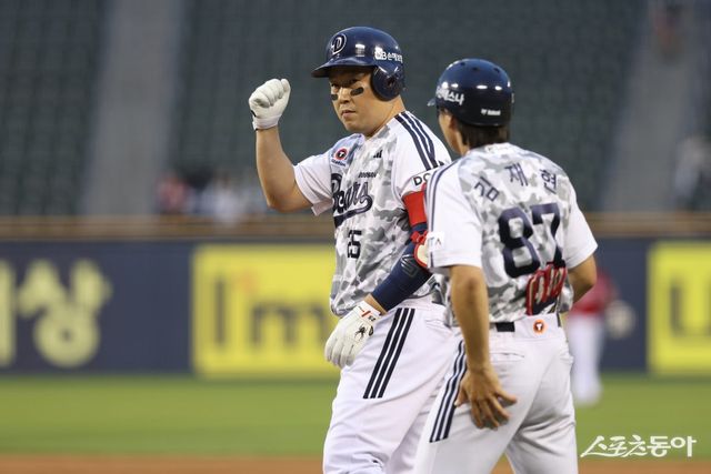 두산 양의지가 24일 잠실구장에서 열린 SSG와 홈경기 3회말 2-0으로 달아나는 적시타를 친 뒤 덕아웃을 향해 세리머니를 펼치고 있다. 두산은 양의지의 활약에 힘입어 SSG에 5-0 강우 콜드게임 승리를 거뒀다. 사진제공｜두산 베어스
