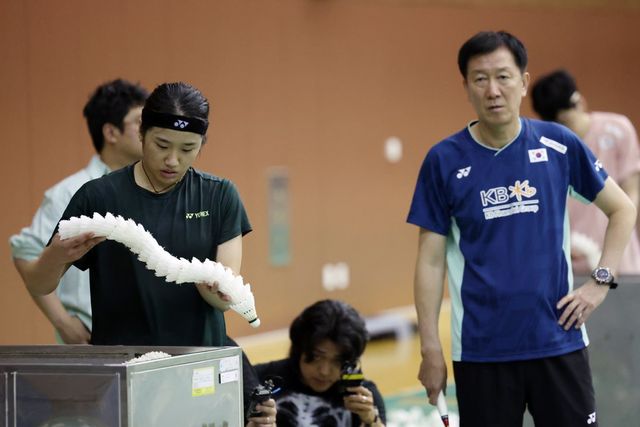 박주봉 배드민턴국가대표팀 감독(오른쪽)은 올해 4월 부임과 동시에 복식 조 개편에 착수했다. 현재 가장 큰 과제는 혼합복식 조의 육성이다. 채유정과 정나은 등 여자선수들의 기량이 검증된만큼, 남자선수들의 성장을 이끌어내겠다는 각오다. 뉴시스