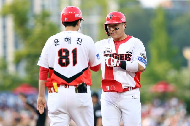 KIA 최형우(오른쪽)는 팀 내 야수 중 최고참이지만, 변함없는 기량으로 보탬이 되고 있다. 팀은 부상자가 속출해 위기를 맞았지만, 베테랑 최형우의 활약으로 이를 극복하고 있다. 사진제공｜KIA 타이거즈