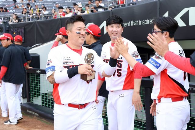 KIA 최형우(왼쪽)는 팀 내 야수 중 최고참이지만, 변함없는 기량으로 보탬이 되고 있다. 팀은 부상자가 속출해 위기를 맞았지만, 베테랑 최형우의 활약으로 이를 극복하고 있다. 사진제공｜KIA 타이거즈