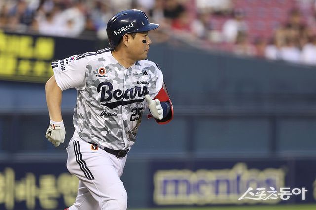 두산 양의지가 24일 잠실구장에서 열린 SSG와 홈경기 4회말 2타점 중전 적시타를 날린 뒤 1루로 달리고 있다. 사진제공｜두산 베어스