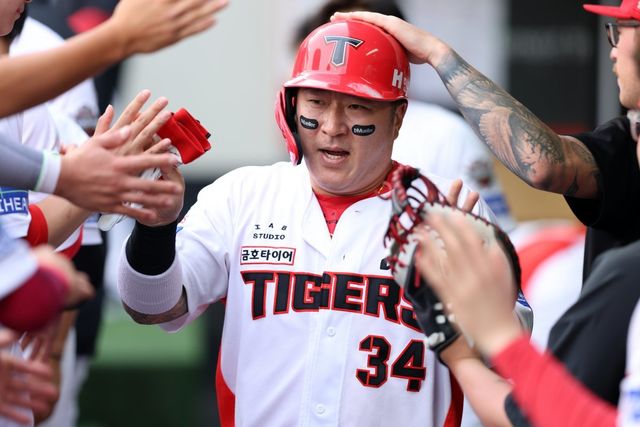 KIA 최형우는 팀 내 야수 중 최고참이지만, 변함없는 기량으로 보탬이 되고 있다. 팀은 부상자가 속출해 위기를 맞았지만, 베테랑 최형우의 활약으로 이를 극복하고 있다. 사진제공｜KIA 타이거즈