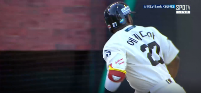 SSG 에레디아가 안타 뒤 주심을 향해 무엇인가 소리치고 있다. 사진출처｜SPOTV 중계화면 캡처