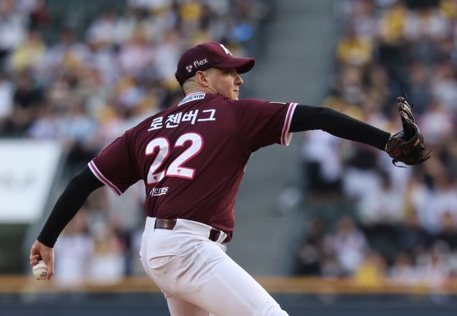 키움 로젠버그는 6일 고척 LG전에서 왼쪽 고관절을 다쳐 재활선수 명단에 올라있다. 약 3주가 지나도록 몸 상태가 회복되지 않아 완전 교체 가능성이 떠오르고 있다.｜뉴시스