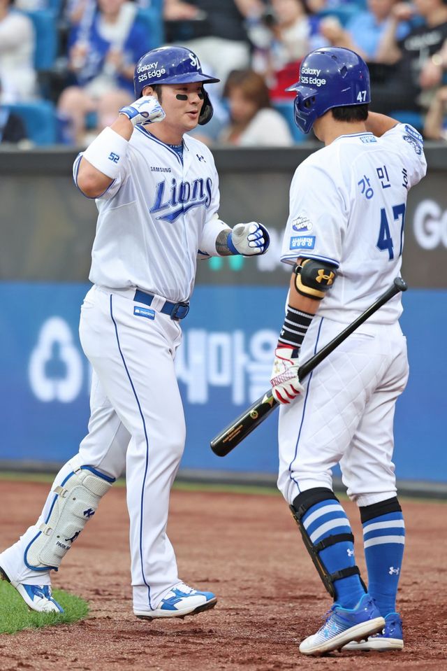 삼성 박병호(왼쪽)가 25일 대구 삼성라이온즈파크에서 열린 2025 KBO리그 한화전에서 3회말 솔로홈런을 터트린 뒤 팀 동료 강민호와 함께 세리머니를 하고 있다. 박병호는 최근 4경기 연속 홈런을 터트리며 타격 상승세를 이어갔다. 사진제공｜삼성 라이온즈