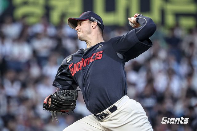 롯데 외국인투수 터커 데이비슨이 25일 창원NC파크에서 열린 NC와 원정경기에 선발등판해 역투하고 있다. 사진제공｜롯데 자이언츠