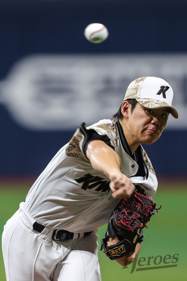 키움 김윤하는 선발 15연패에 빠져 있다. 키움의 모든 구성원은 풀이 죽은 그를 응원하고 있다. 사진제공｜키움 히어로즈