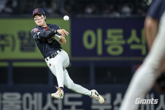 롯데 한태양이 25일 창원NC파크에서 열린 NC와 원정경기에서 러닝 스로를 시도하고 있다. 사진제공｜롯데 자이언츠