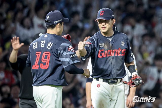 롯데 김민성(오른쪽)이 25일 창원NC파크에서 열린 NC와 원정경기 6회말 구원등판한 김강현과 주먹을 맞대고 있다. 사진제공｜롯데 자이언츠