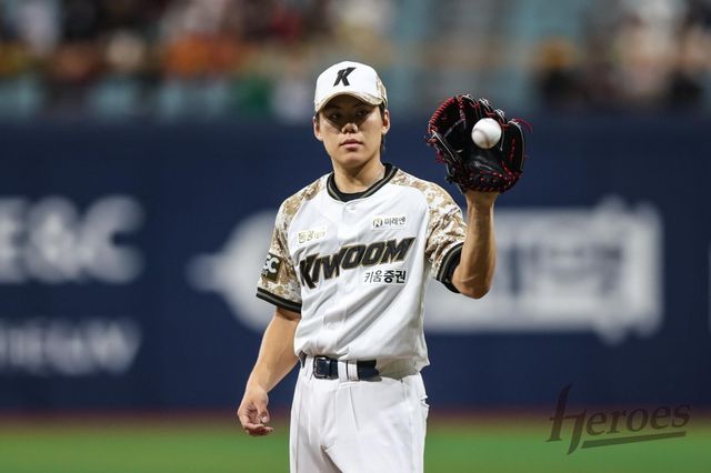 키움 김윤하는 선발 15연패에 빠져 있다. 키움의 모든 구성원은 풀이 죽은 그를 응원하고 있다. 사진제공｜키움 히어로즈