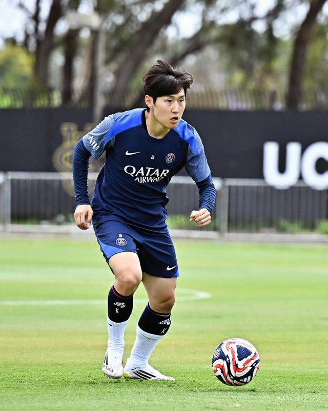 이탈리아 축구 이적시장 전문가 잔루카 디마르지오는 24일(한국시간) “나폴리(이탈리아)는 PSV에인트호번(네덜란드)의 윙어 노아 랭 영입에 합의했다. 이적료는 2800만 유로(약 441억 원)가 될 것으로 보인다”고 밝혔다. 이에 따라 나폴리의 영입대상이었던 이강인은 PSG에 잔류할 가능성이 커졌다. 사진출처｜PSG 페이스북