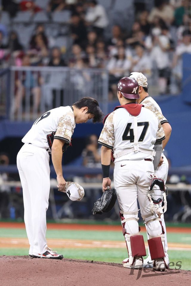 키움 김윤하는 선발 15연패에 빠져 있다. 키움의 모든 구성원은 풀이 죽은 그를 응원하고 있다. 사진제공｜키움 히어로즈