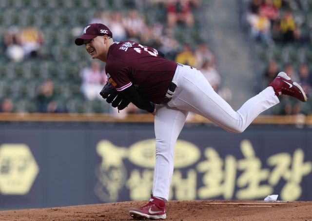 키움 로젠버그는 6일 고척 LG전에서 왼쪽 고관절을 다쳐 재활선수 명단에 올라있다. 약 3주가 지나도록 몸 상태가 회복되지 않아 완전 교체 가능성이 떠오르고 있다.｜뉴시스