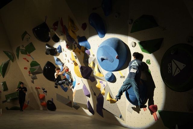 인공 암벽을 오르고 있는 참가자들. 사진제공 ｜ 블랙야크