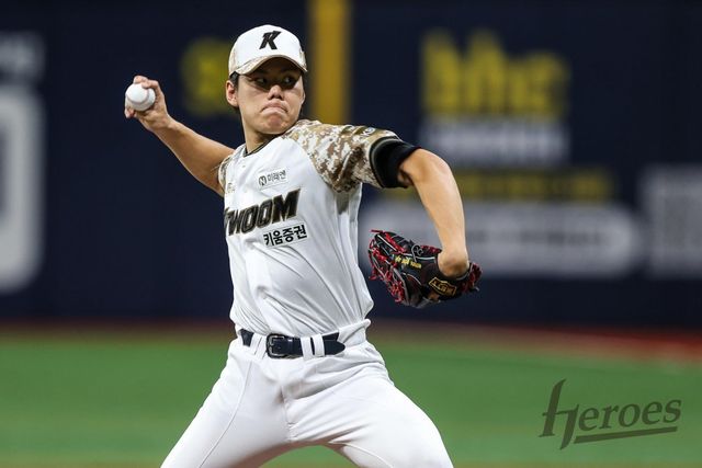 키움 김윤하는 선발 15연패에 빠져 있다. 키움의 모든 구성원은 풀이 죽은 그를 응원하고 있다. 사진제공｜키움 히어로즈