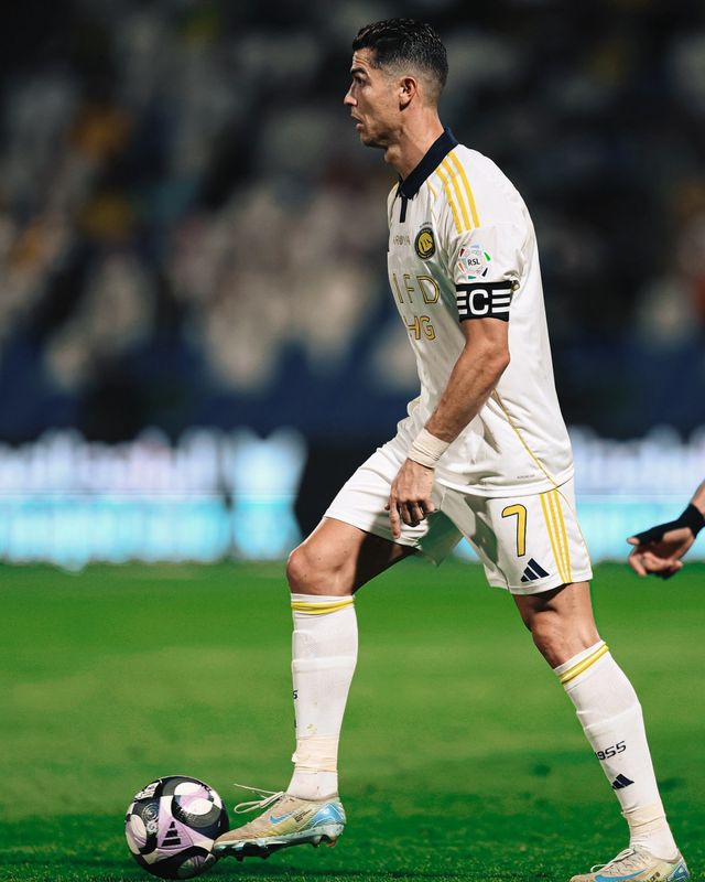 영국 매체 ‘스카이스포츠’는 26일(한국시간) “호날두가 알나스르와 새로운 계약에 근접했다“고 보도했다. 여전히 사우디에서의 삶에 만족하고 있으며, 클럽에 대한 충성심과 함께 개인적 목표도 남아 있다는 것이다. 사진출처｜알나스르 페이스북