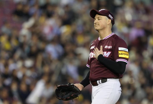 키움 로젠버그는 6일 고척 LG전에서 왼쪽 고관절을 다쳐 재활선수 명단에 올라있다. 약 3주가 지나도록 몸 상태가 회복되지 않아 완전 교체 가능성이 떠오르고 있다.｜뉴시스