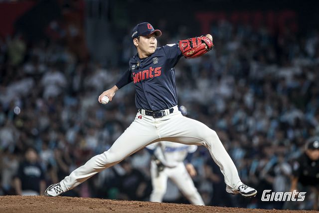 롯데 최준용이 26일 창원NC파크에서 열린 NC와 원정경기에 구원등판해 역투하고 있다. 사진제공｜롯데 자이언츠