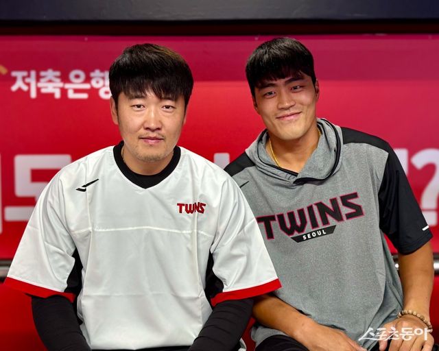 LG 천성호(오른쪽)가 25일 수원KT위즈파크에서 동반 트레이드된 김준태와 함께 취재진과 만나 인터뷰하고 있다. 수원｜김현세 기자 kkachi@donga.com