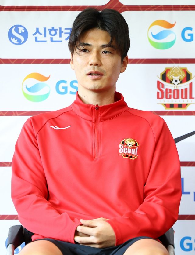 기성용이 서울을 떠난다. 최근 서울에서 전력 외 자원으로 분류된 그는 더 많은 출전시간을 보장받을 수 있는 팀으로의 이적을 결심했다. 차기 행선지로는 포항이 유력하다. 지난해 10월 구리 클럽하우스에서 진행된 미디어데이에서 발언하는 기성용. 뉴시스