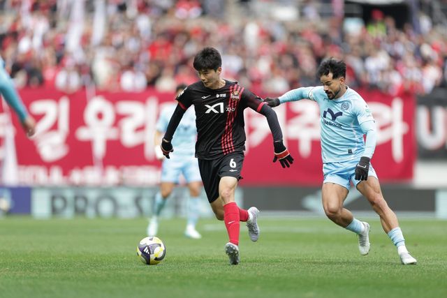 기성용이 서울을 떠난다. 최근 서울에서 전력 외 자원으로 분류된 그는 더 많은 출전시간을 보장받을 수 있는 팀으로의 이적을 결심했다.&nbsp;차기 행선지로는 포항이 유력하다.&nbsp;사진제공｜한국프로축구연맹