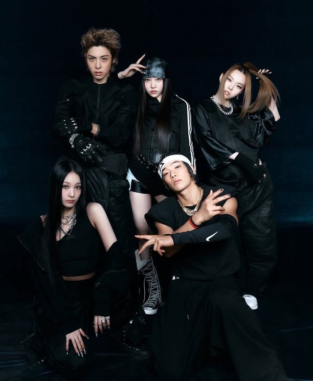 ‘그야말로 찢었다.’ 화제의 그룹 올데이 프로젝트가 데뷔곡 ‘페이머스’로 26일 오후 기준 ‘핫100’ 정상에 등극하는 대이변을 연출했다. 사진제공|더블랙레이블