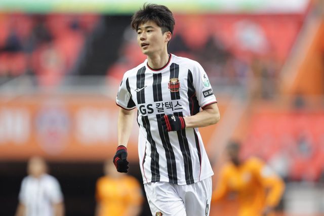 기성용이 서울을 떠난다. 최근 서울에서 전력 외 자원으로 분류된 그는 더 많은 출전시간을 보장받을 수 있는 팀으로의 이적을 결심했다.&nbsp;차기 행선지로는 포항이 유력하다.&nbsp;사진제공｜한국프로축구연맹