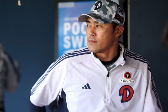 두산 조성환 감독대행은 26일 잠실 SSG전을 앞두고 이천 두산베어스파크를 방문해 2군 선수단의 퓨처스리그 경기를 관람했다. 조 대행은 “1군에서도 누군가는 지켜보고 있다”라는 메시지를 2군에 전달하기 위해 최근 이천 2군 구장을 자주 방문하고 있다. 사진제공｜두산 베어스