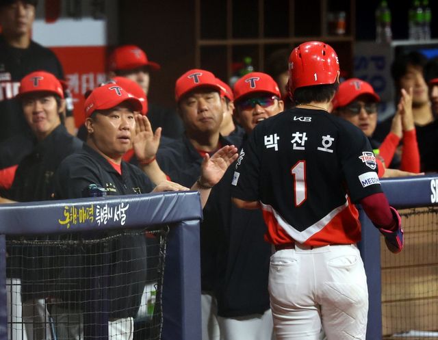 KIA는 26일 고척 키움과 원정경기에서 5-5 무승부를 챙겼다. 주중 3연전에서 1승1무1패에 그쳤고, 키움 상대의 묘한 분위기도 끊지 못했다.｜고척, 뉴시스