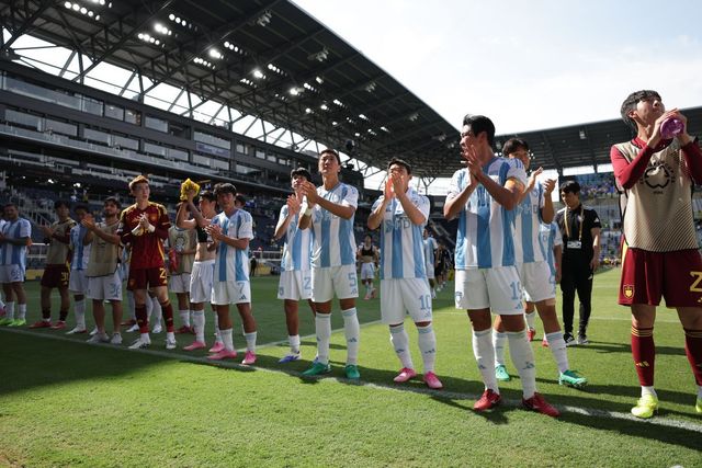 울산 선수들이 26일(한국시간) 미국 오하이오주 신시내티 TQL 스타디움에서 열린 도르트문트와 클럽월드컵 조별리그 F조 3차전에서 0-1로 패한 뒤 관중에게 인사하고 있다. 사진제공｜한국프로축구연맹