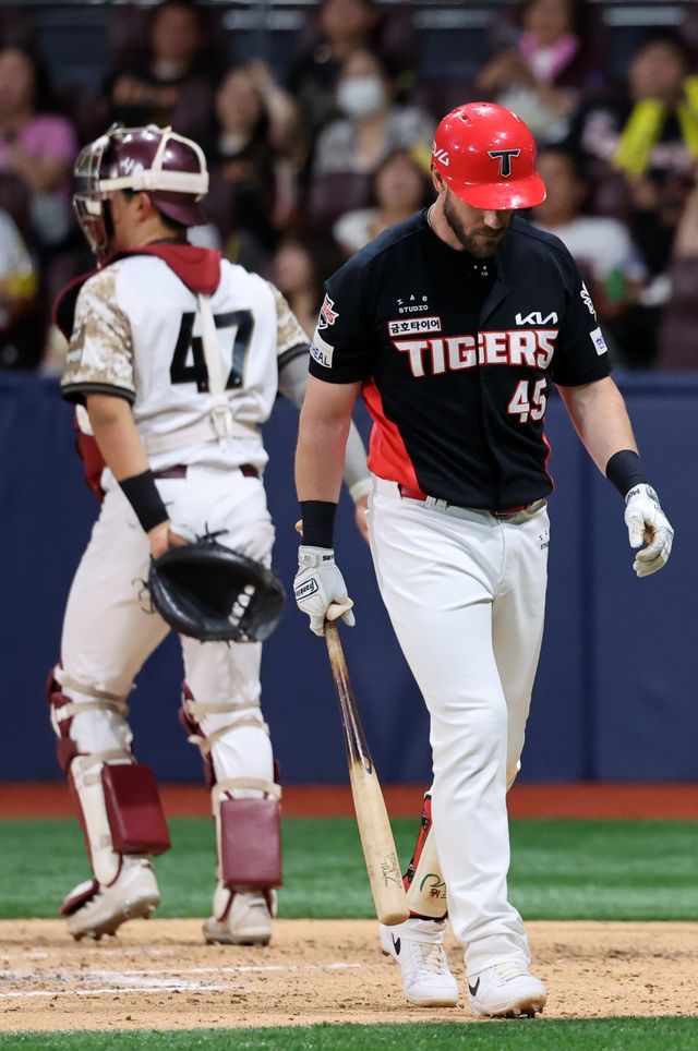 KIA 위즈덤은 올해 25일까지 고척돔에서 치른 5경기에서 타율 0.091로 부진하다. 돔 경기장에서 뛴 경험이 적어 투구 궤적을 따라가는 데 어려움을 겪고 있다.｜뉴시스