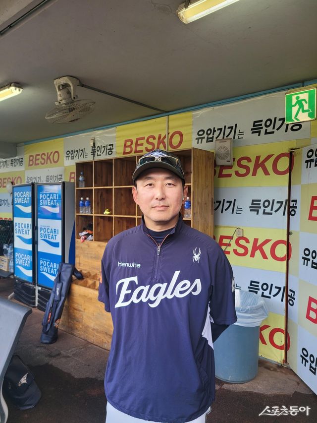 25일 대구 삼성라이온즈파크에서 만난 한화 이지풍 수석 트레이너 코치는 한화의 선수단 관리 비결로 ‘신뢰’와 ‘기본’을 꼽았다. 그는 “현장과 구단의 신뢰가 없었으면 불가능했을 일”이라며 선수단 부상 관리 비결을 밝혔다. 이어 “다른 특별한 것을 찾기보단 우리의 기본을 더 잘 챙기자”라며 선수단에게 다시 한번 더 기본을 강조했다. 대구｜장은상 기자 award@donga.com