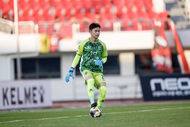 김천 이주현은 올해 프로 데뷔 후 가장 큰 관심을 받고 있다. 프로데뷔 7년차가 된 현재 드디어 주전 기회를 잡았고, 최근엔 관중석의 한 관중이 쓰러지자 다급히 주심과 벤치에 알려 사고를 막았다. 지금의 기회와 관심을 발판삼아 경기장 안팎에서 믿음이 가는 사람이 되겠다는 각오다. 사진제공│한국프로축구연맹