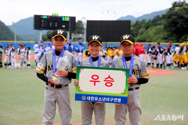 2025 횡성한우리배 전국유소년야구대회&nbsp;U-11 우승을 차지한 안양시유소년야구단. 사진 제공｜대한유소년야구연맹