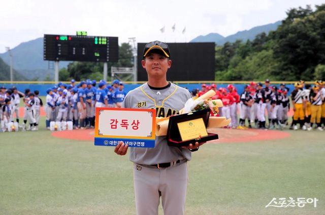 2025 횡성한우리배 전국유소년야구대회에서&nbsp;안양시유소년야구단을 U-11 우승으로 이끈 남성호 감독. 사진 제공｜대한유소년야구연맹