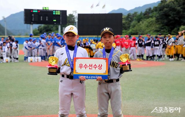 2025 횡성한우리배 전국유소년야구대회에서&nbsp;U-11 우수선수상을 받은 도봉구유소년야구단 옥정인(왼쪽)과 안양시유소년야구단 박다빈. 사진 제공｜대한유소년야구연맹