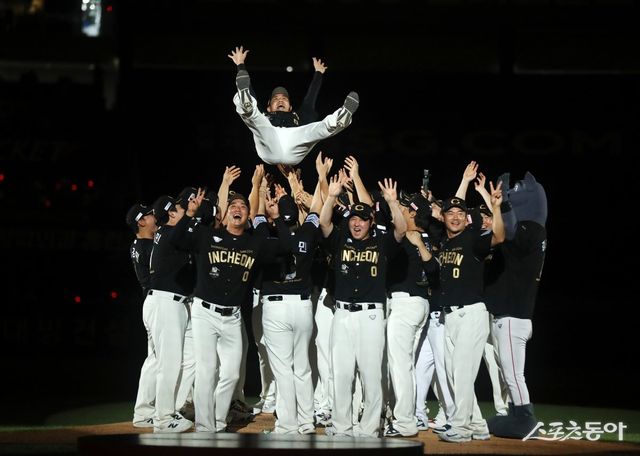 SSG 선수들이 28일 인천SSG랜더스필드에서 열린 김강민의 은퇴식에서 헹가래를 하고 있다. 사진제공｜SSG 랜더스