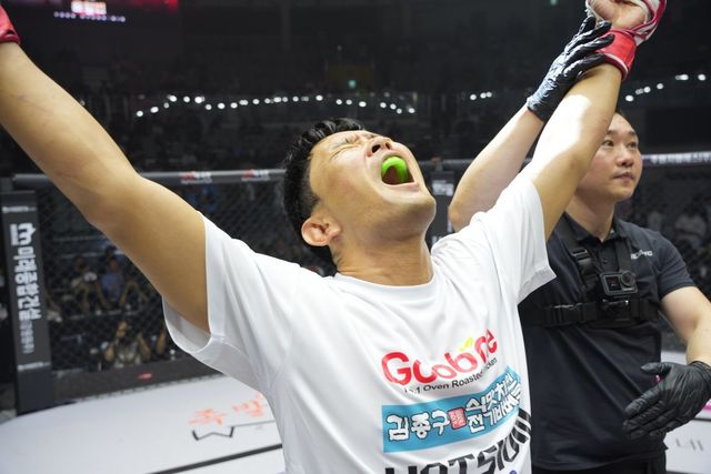 윤형빈이 28일 서울 장충체육관에서 열린 ‘굽네 로드FC 073’ 스페셜 이벤트 매치에서 밴쯔를 1라운드 TKO 승리로 제압한 뒤 기뻐하고 있다. 사진제공｜로드FC