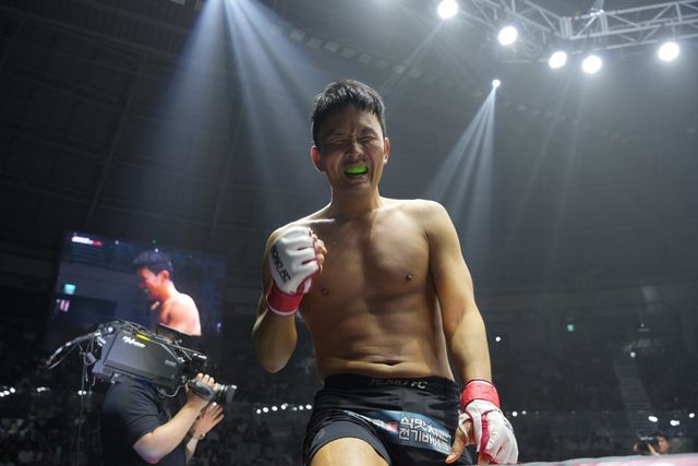 윤형빈이 28일 서울 장충체육관에서 열린 ‘굽네 로드FC 073’ 2부 6경기 스페셜 이벤트 매치에서 밴쯔를 제압한 뒤 케이즈 위에 올라 기쁨을 누리고 있다. 사진제공｜로드FC