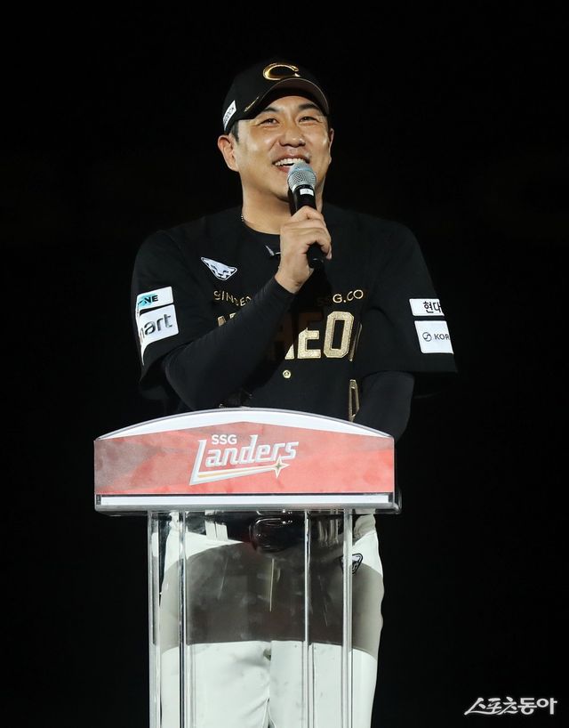 SSG 김강민이 28일 인천SSG랜더스필드에서 열린 은퇴식에서 은퇴사를 전하고 있다. 사진제공｜SSG 랜더스