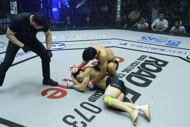 윤형빈(뒤)이 28일 서울 장충체육관에서 열린 ‘굽네 로드FC 073’ 2부 6경기 스페셜 이벤트 매치에서 자신의 펀치에 쓰러진 밴쯔에게 파운딩 공격을 가하고 있다. 사진제공｜로드FC