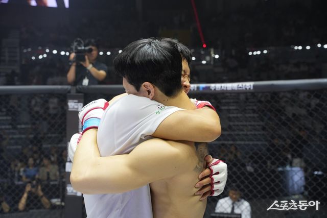 윤형빈(왼쪽)이 28일 서울 장충체육관에서 열린 ‘굽네 로드FC 073’ 2부 6경기 스페셜 이벤트 매치에서 승리한 뒤 맞대결을 펼친 밴쯔와 포옹하고 있다.&nbsp;사진제공｜로드FC