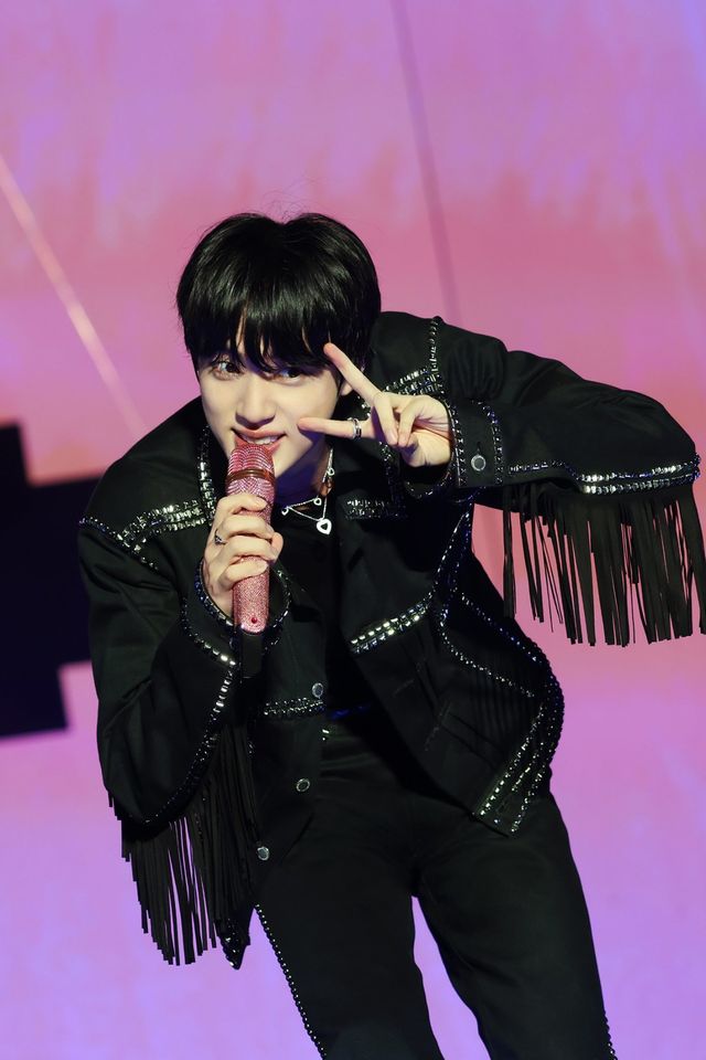 팬미팅과 콘서트를 결합한 팬 콘서트의 ‘모범’이 무엇인지 고양 벌에서 펼쳐졌다. 아티스트와 팬덤이 ‘소름 끼치게’ 하나되는 극강의 하모니가 그 비결. ‘예행연습’이라도 한 듯 무대와 객석이 한 호흡으로 2시간을 그야말로 ‘순삭’시킨 공연이었다. 사진제공|빅히트뮤직