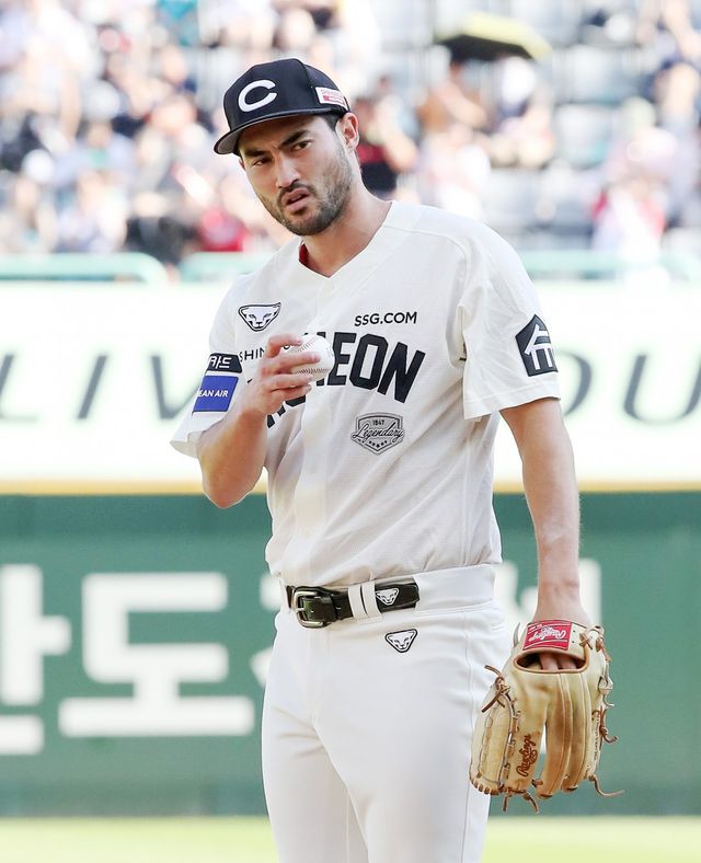 SSG 투수 화이트는 29일 한화와 홈경기에서 6이닝 무실점으로 호투해 승리투수가 됐다. 그는 한화전 강세를 이어가며 위닝시리즈에 보탬이 됐다. 사진제공｜SSG 랜더스