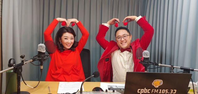 cpbc 평화방송 라디오 ‘장일범의 유쾌한 클래식’에서 매주 1회 ‘백재은의 행복한 오페라’ 코너를 진행하는 장일범(오른쪽)과 성악가 백재은. 두 사람은 코너의 주제와 관련된 코스프레 의상으로도 인기가 높다. 사진제공 ｜ cpbc