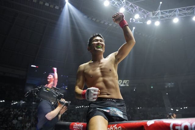 윤형빈이 28일 서울 장충체육관에서 열린 ‘굽네 ROAD FC 073’ 스페셜 이벤트 매치에서 200만 유튜버 밴쯔를 펀치 한 방으로 제압한 뒤 케이지 위에 올라 기쁨을 만끽하고 있다. 사진제공｜로드FC