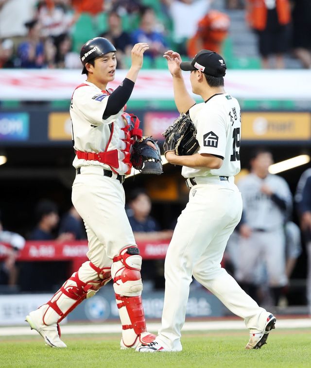 SSG 포수 조형우(왼쪽)는 29일 인천 한화와 홈경기에서 7번타자 포수로 선발출전해 타석에서 3타수 2안타, 포수로서 도루 저지 2번을 하며 팀 승리에 힘을 보탰다. 사진제공｜SSG 랜더스